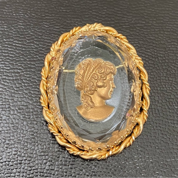 Vintage Unsigned Gold-tone Intaglio Cameo Victorian Revival Brooch - Picture 3 of 11